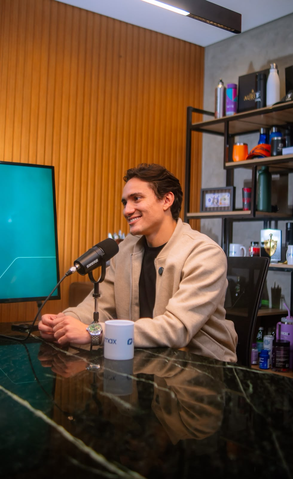 Rodrigo Figueira em sessão de podcast com microfone